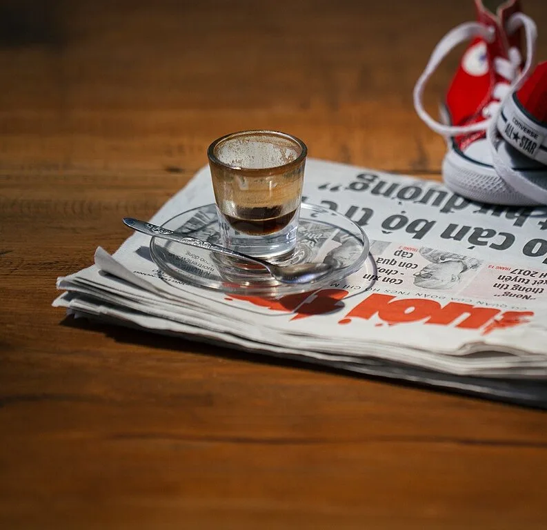 Expresso et journal pliés sur une table (photo d'illustration)