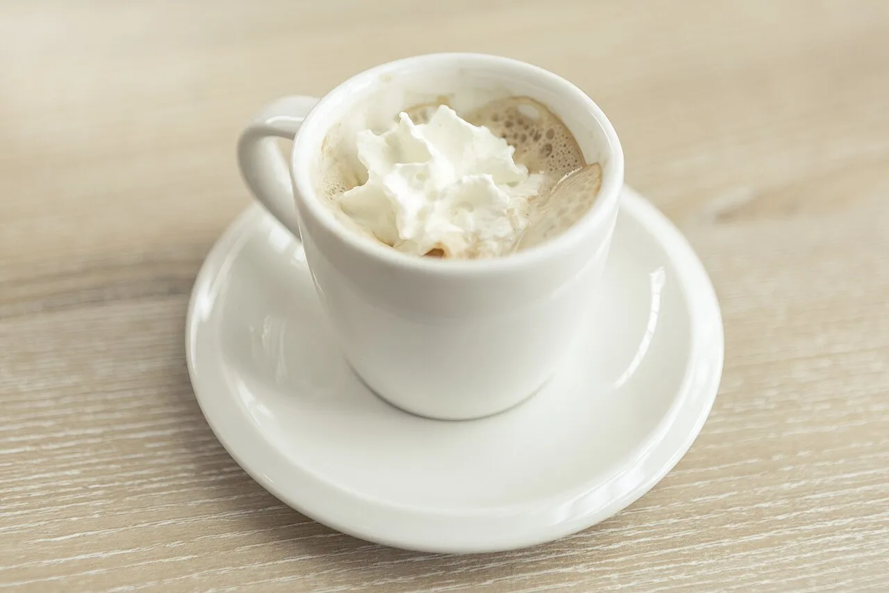 Tasse d'expresso sur un comptoir (photo d'illustration)