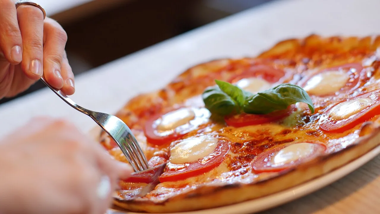Pizza margherita sortie du four (photo d'illustration)