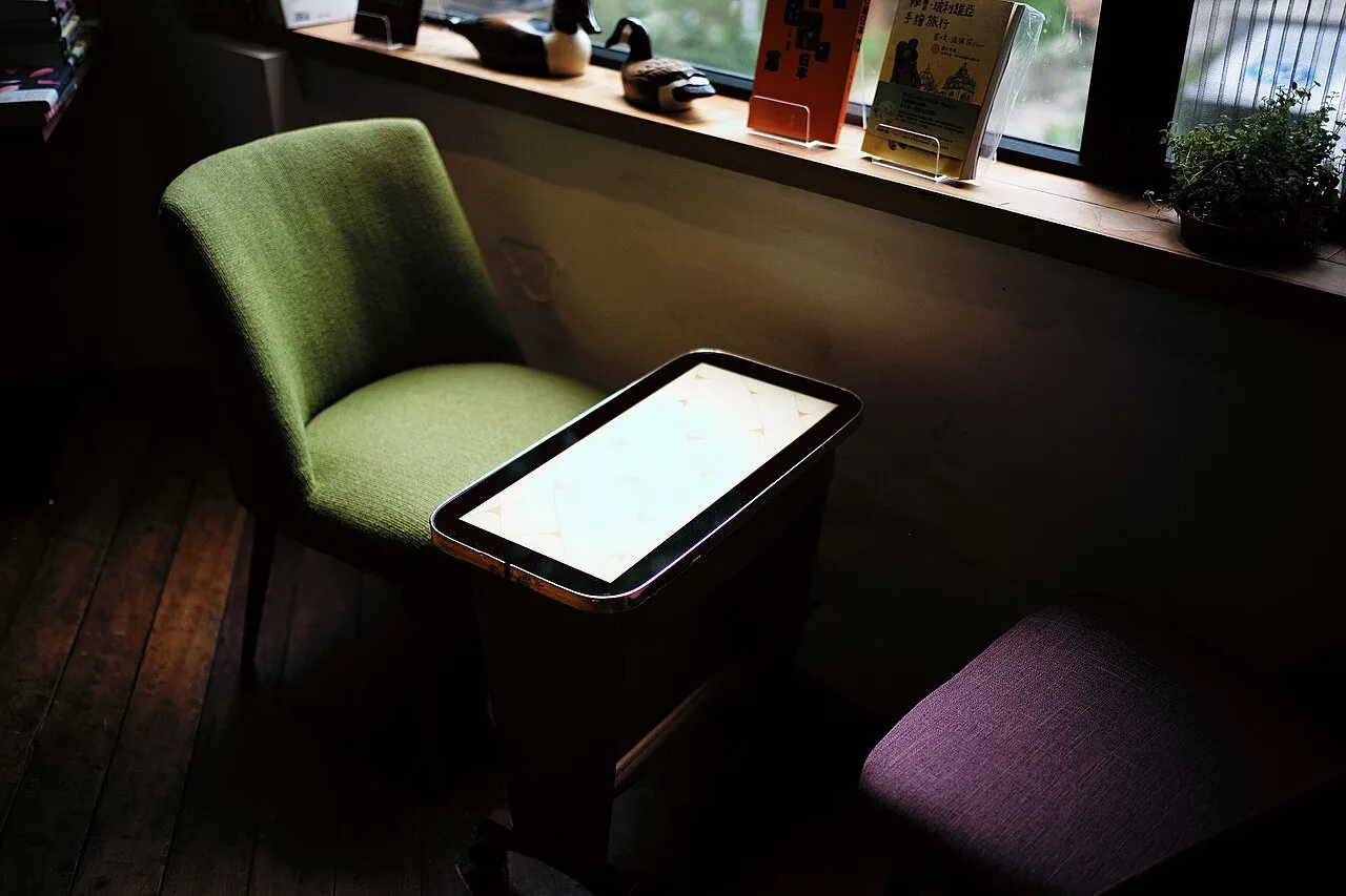 Salle de café en bois clair (photo d'illustration)